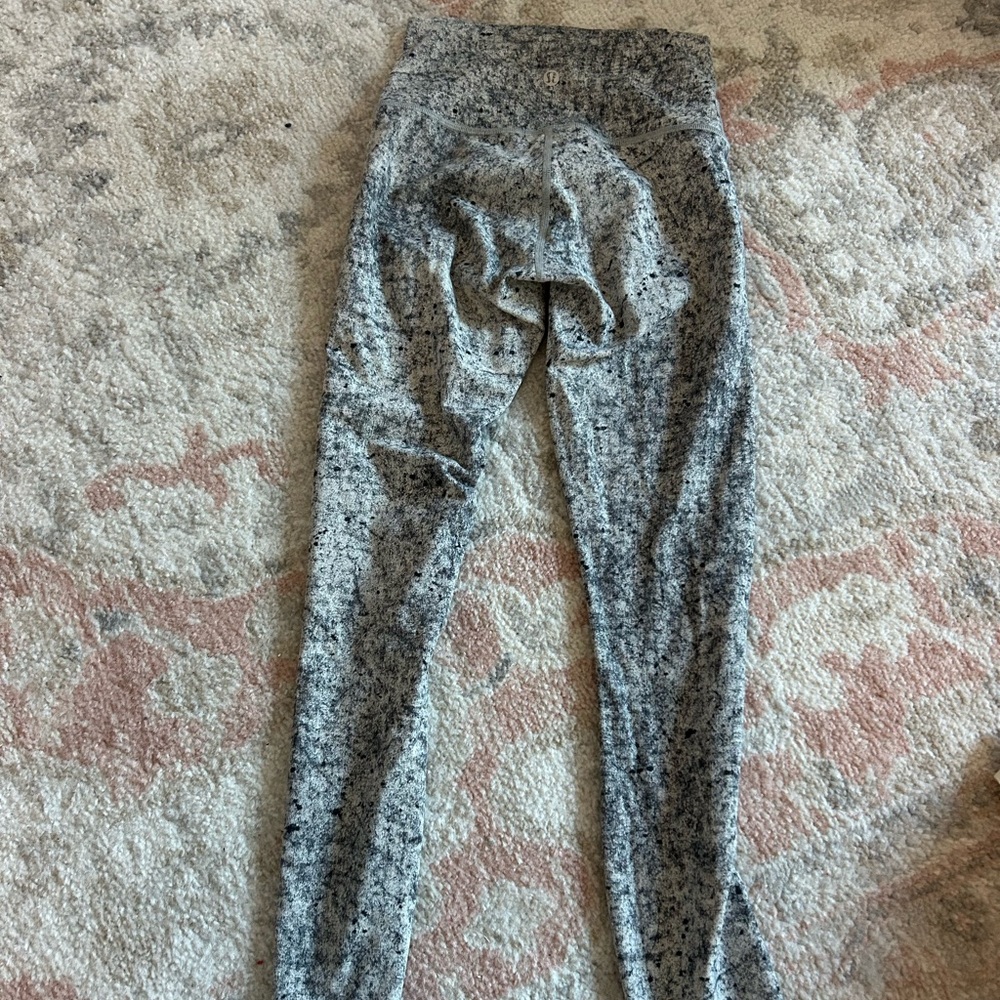 Gray lululemon leggings.